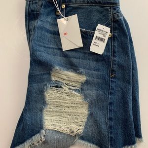 Good American “Bombshell” Jean shorts /// size 8